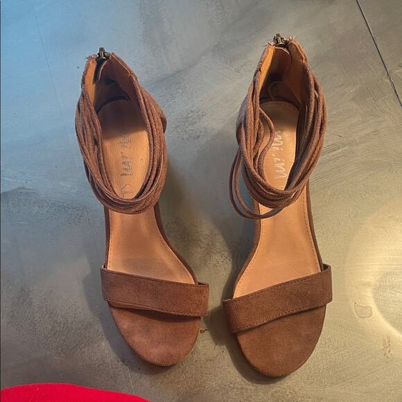 Mi. im Tan Suede Leather Stacked Heel Sandals. 7.5 - Picture 3 of 5